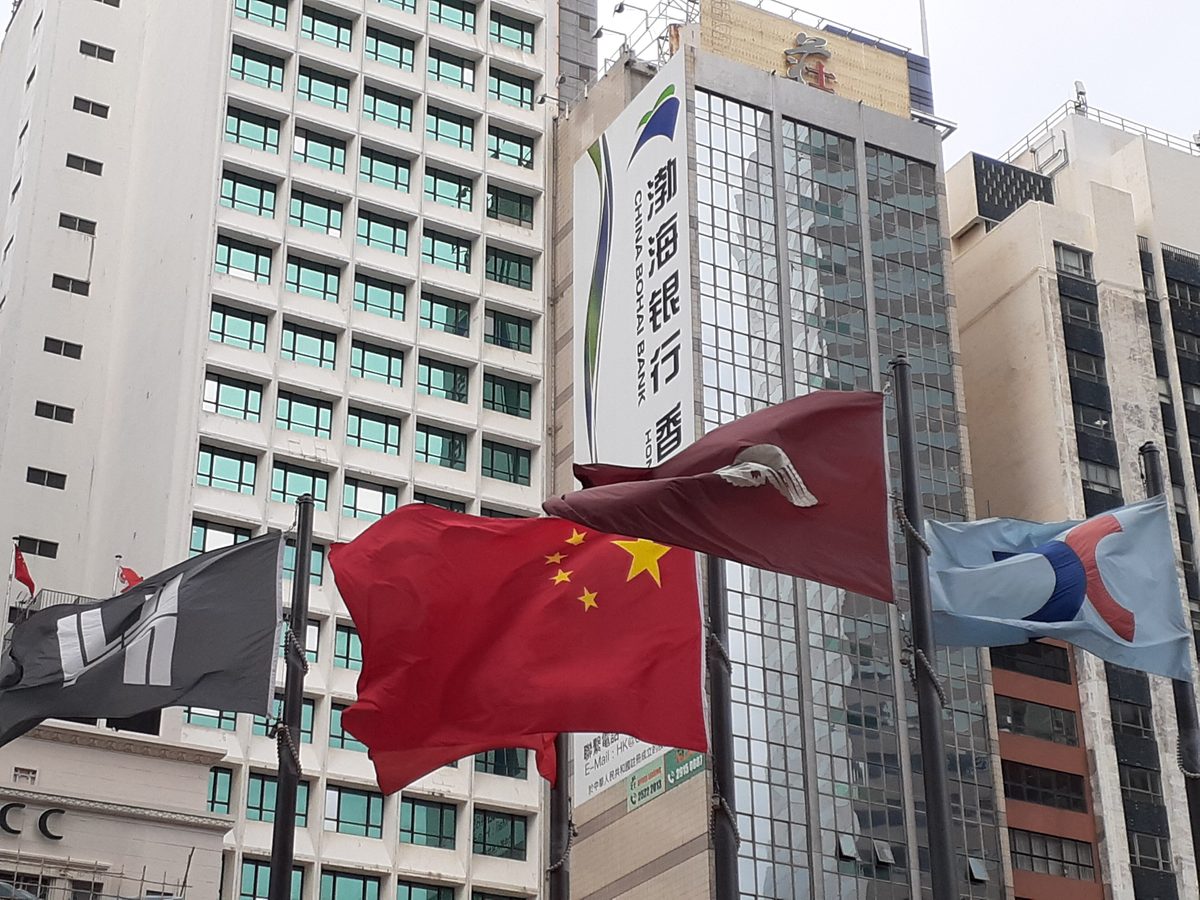 恒指曾跌近300點，內房股受壓內銀逆市升