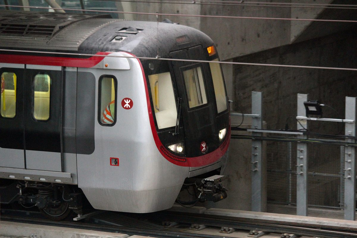 太古站港鐵列車充電器冒煙，乘客疏散